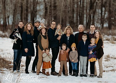 Extended family photos in the winter